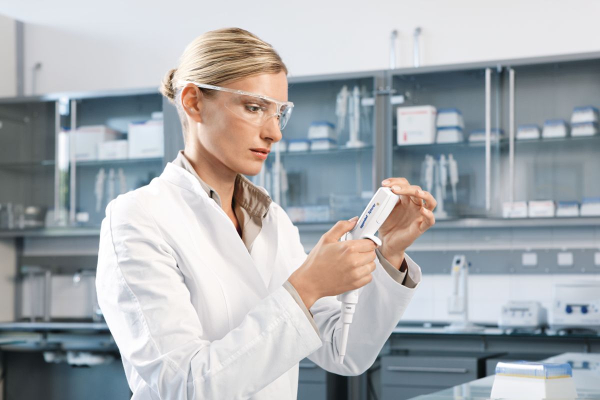 1854_Lab_Pipetting_01 A&A REAGENT